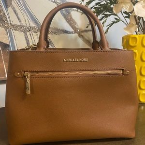 New w/o tags Michael Kors large purse with handles and crossbody strap